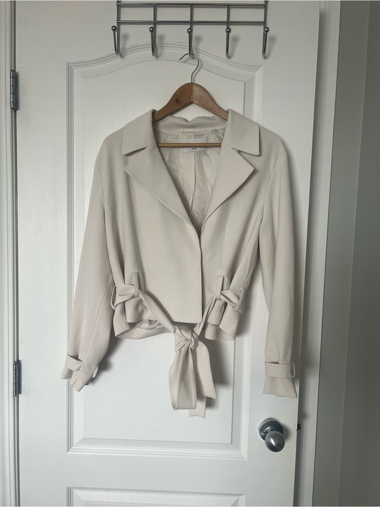 Aritzia Jackets & Blazers - Aritzia Babaton Postage Cream Tie-Waist trench Jacket